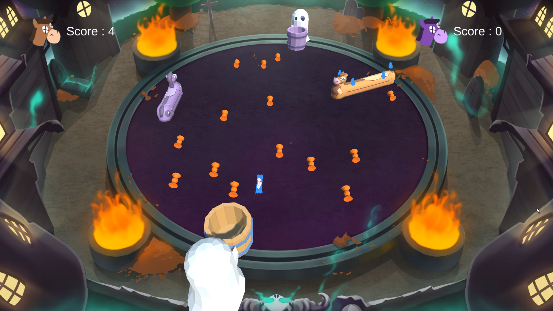 Capture d'écran du jeu en 3D, on voit une arène circulaire dans laquelle se trouvent deux costumes de chevaux, l'un d'eux semble s'étirer