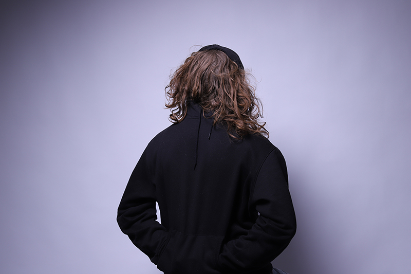portrait d'une personne avec des cheveux à la place du visage